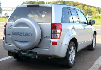 Подержанный автомобиль Suzuki Grand Vitara 2008 года (6 фото)