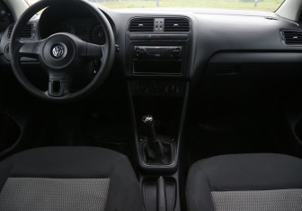 Подержанный автомобиль Volkswagen Polo Sedan 2011 года (12 фото)