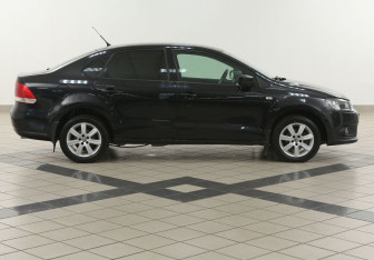 Подержанный автомобиль Volkswagen Polo Sedan 2012 года (5 фото)