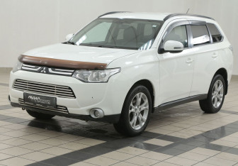 Подержанный автомобиль Mitsubishi Outlander 2012 года (8 фото)