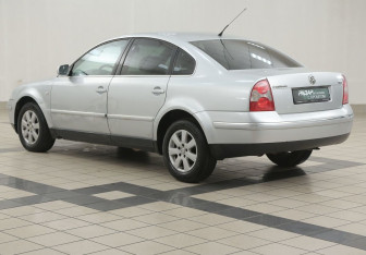 Подержанный автомобиль Volkswagen Passat Sedan 2003 года (2 фото)