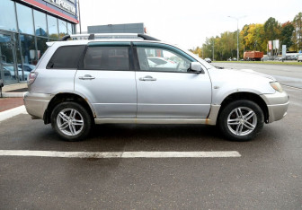 Подержанный автомобиль Mitsubishi Outlander 2004 года (7 фото)