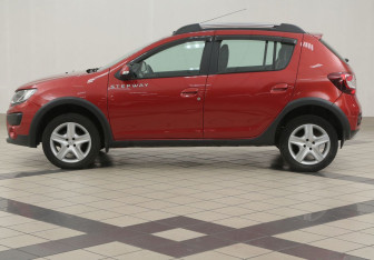 Подержанный автомобиль Renault Sandero 2018 года (7 фото)