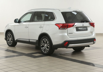Подержанный автомобиль Mitsubishi Outlander 2017 года (2 фото)