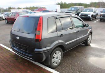 Подержанный автомобиль Ford Fusion 2005 года (3 фото)