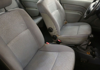 Подержанный автомобиль Renault Logan Sedan 2006 года (7 фото)