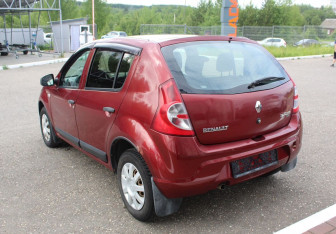 Подержанный автомобиль Renault Sandero 2013 года (5 фото)