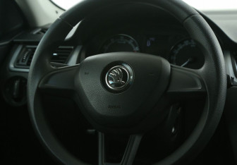 Подержанный автомобиль Skoda Rapid Liftback 2017 года (16 фото)