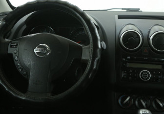 Подержанный автомобиль Nissan Qashqai 2010 года (14 фото)
