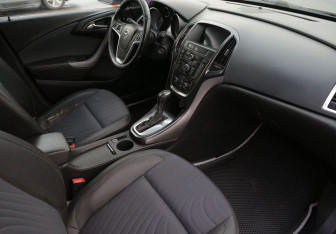 Подержанный автомобиль Opel Astra Sedan 2013 года (9 фото)