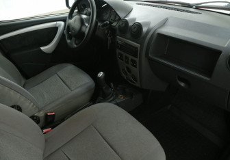 Подержанный автомобиль Renault Logan Sedan 2007 года (9 фото)