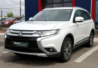 Подержанный автомобиль Mitsubishi Outlander 2018 года (3 фото)