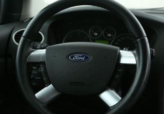Подержанный автомобиль Ford Focus Wagon 2006 года (16 фото)