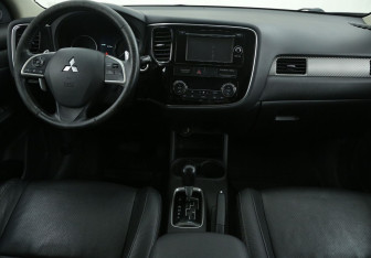Подержанный автомобиль Mitsubishi Outlander 2012 года (12 фото)