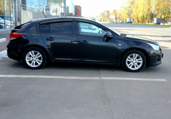 Подержанный автомобиль Chevrolet Cruze Hatchback 2013 года (7 фото)
