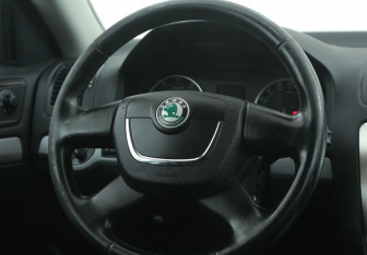 Подержанный автомобиль Skoda Octavia Liftback 2012 года (16 фото)