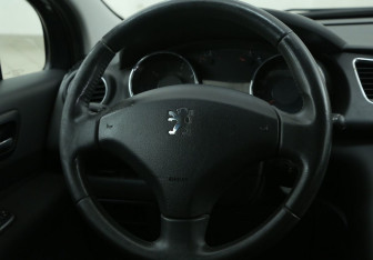 Подержанный автомобиль Peugeot 3008 2011 года (16 фото)