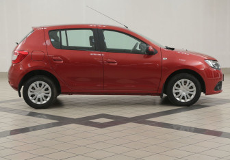 Подержанный автомобиль Renault Sandero 2015 года (5 фото)