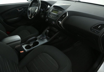Подержанный автомобиль Hyundai ix35 2015 года (9 фото)