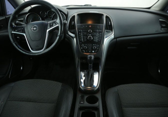 Подержанный автомобиль Opel Astra Hatchback 2010 года (12 фото)