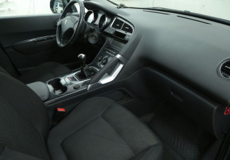 Подержанный автомобиль Peugeot 3008 2011 года (9 фото)