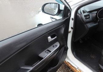 Подержанный автомобиль Kia Rio Sedan 2012 года (9 фото)