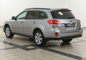 Подержанный автомобиль Subaru Outback Wagon 2010 года (2 фото)