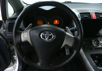 Подержанный автомобиль Toyota Auris Hatchback 2008 года (9 фото)