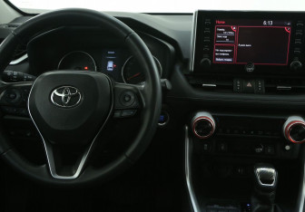 Подержанный автомобиль Toyota RAV4 2020 года (14 фото)
