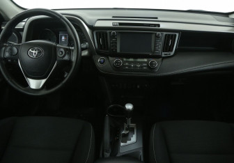 Подержанный автомобиль Toyota RAV4 2018 года (12 фото)