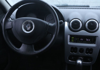 Подержанный автомобиль Renault Logan Sedan 2011 года (14 фото)