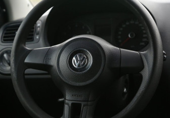 Подержанный автомобиль Volkswagen Polo Sedan 2011 года (16 фото)