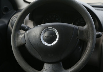 Подержанный автомобиль Dacia Sandero 2009 года (16 фото)