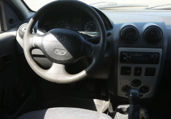 Подержанный автомобиль Renault Logan Sedan 2006 года (14 фото)