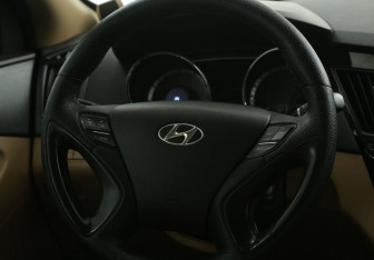 Подержанный автомобиль Hyundai Sonata 2010 года (16 фото)