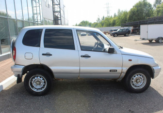 Подержанный автомобиль Chevrolet Niva 2004 года (8 фото)