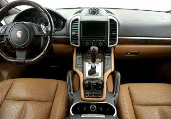 Подержанный автомобиль Porsche Cayenne 2011 года (14 фото)