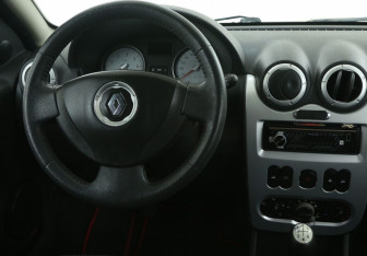 Подержанный автомобиль Renault Sandero 2011 года (14 фото)