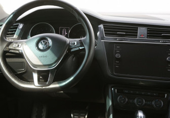 Подержанный автомобиль Volkswagen Tiguan 2019 года (14 фото)