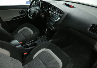 Подержанный автомобиль Kia Ceed Hatchback 2012 года (9 фото)