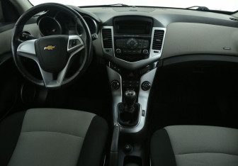 Подержанный автомобиль Chevrolet Cruze Hatchback 2012 года (12 фото)
