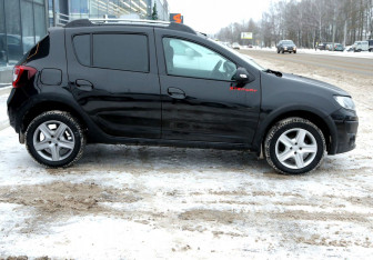 Подержанный автомобиль Renault Sandero 2015 года (7 фото)