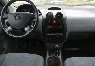 Подержанный автомобиль Chevrolet Aveo Sedan 2004 года (12 фото)