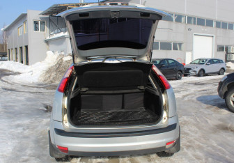 Подержанный автомобиль Ford Focus Hatchback 2005 года (9 фото)