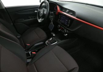 Подержанный автомобиль Kia Rio Hatchback 2021 года (25 фото)