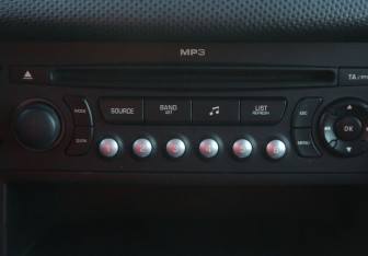 Подержанный автомобиль Peugeot 207 Hatchback 2008 года (15 фото)