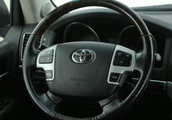 Подержанный автомобиль Toyota Land Cruiser Suv 2013 года (16 фото)