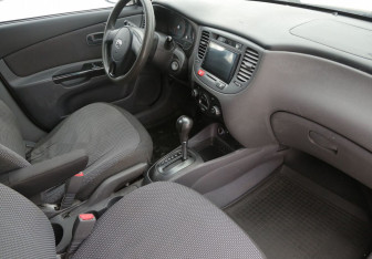 Подержанный автомобиль Kia Rio Sedan 2010 года (9 фото)