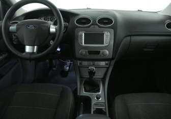 Подержанный автомобиль Ford Focus Sedan 2010 года (12 фото)