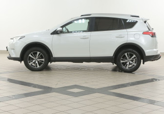 Подержанный автомобиль Toyota RAV4 2018 года (7 фото)